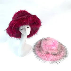 Vue détaillée de deux styles de bobs en fausse fourrure pelucheuse en magenta et rose