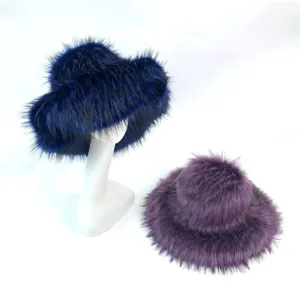 Vue détaillée de chapeaux cloches en fausse fourrure de renard en bleu marine et violet pour l'hiver.