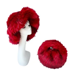 Ensemble chapeau cloche et sac rond assorti en fausse fourrure rouge vif pour l'hiver.