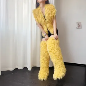 Volledig zicht op levendige gele 72 cm imitatiebont dijhoge laarzen op een model binnen