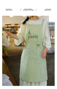 Grembiule da cucina in cotone verde chiaro con ricamo 'À paris' su modella