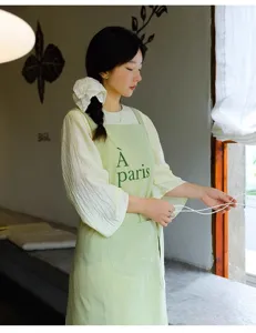 Grembiule in cotone idrorepellente verde chiaro con ricamo 'À paris' molto elegante