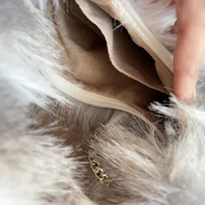 Vista interior del bolso de pelo sintético con forro y bolsillo de detalle