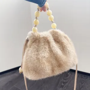 Detailansicht einer Plüschtasche aus Kunstpelz mit einem schicken Perlenhenkel