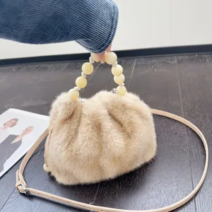 Detailansicht der luxuriösen Tasche aus Kunstnerzpelz mit einem schicken Perlengriff