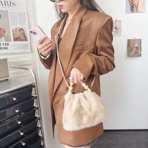 Vintage Umhängetasche aus Nerzimitat mit braunem Blazer im Lifestyle-Detail-Ansicht