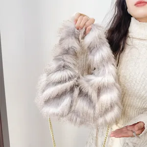 Detalle del bolso de piel de zorro sintética de lujo con elegante diseño a rayas