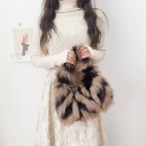 Vista de cerca del elegante bolso de piel sintética jacquard en tonos cálidos de otoño.