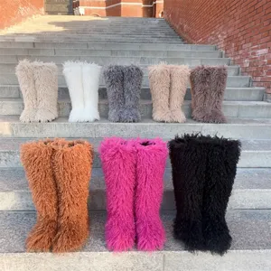 Gedetailleerd overzicht van gekleurde pluizige imitatiebont sneeuwlaarzen op trappen.
