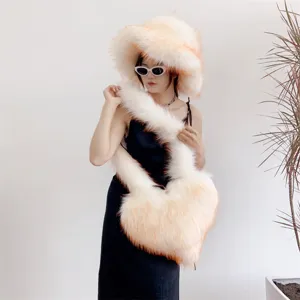 Mannequin présentant un ensemble bonnet en fausse fourrure et sac bandoulière en cœur
