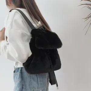 Detailansicht des schwarzen Rucksacks aus Kaninchenfellimitat mit Kordelzug