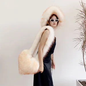 Mannequin asiatique portant un bob en fausse fourrure et un sac cœur assorti
