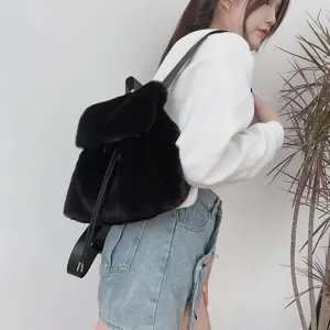 Asiatisches Model mit weichem schwarzem Plüsch-Rucksack aus Kunstfell in minimalistischem Stil