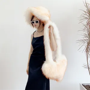 Ensemble bob en fausse fourrure de raton laveur et sac en forme de cœur sur mannequin
