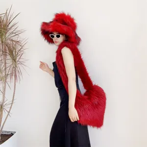 Mannequin portant un ensemble assorti bob en fausse fourrure rouge et sac cœur