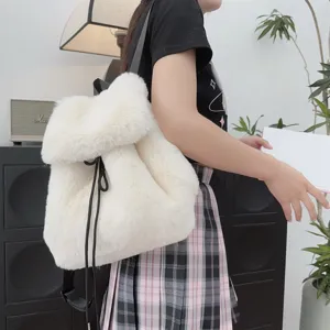 Seitenansicht eines flauschigen weißen Kunstpelz-Rucksacks mit Kordelzug an einem Model