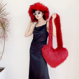 Chapeau cloche en fausse fourrure rouge élégant et ensemble de sac à bandoulière cœur
