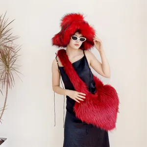 Mannequin portant un bonnet en fausse fourrure rouge et un sac en cœur assorti