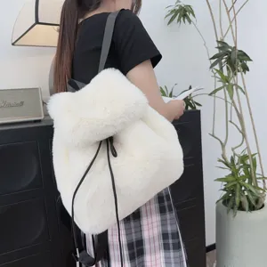 Lifestyle-Ansicht eines weißen Kunstpelz-Rucksacks, getragen von einem Modell im Zimmer