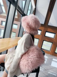 Dettaglio del set cappello e borsa tote grande in ecopelliccia di agnello rosa peluche.