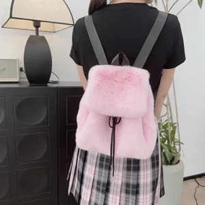 Rückansicht eines rosa Plüsch-Rucksacks aus Kunstpelz mit Kordelzug an einem Model