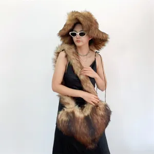 Ensemble luxe bob en fausse fourrure de râteau et sac bandoulière assorti en forme de cœur