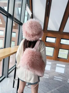 Vista posteriore del set cappello e zaino in pelliccia sintetica rosa