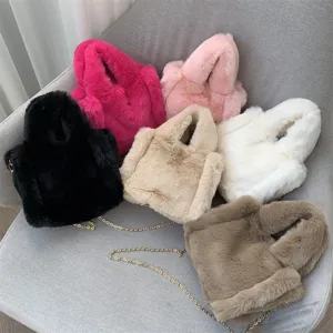 Colección de mini bolsos tote de piel sintética de felpa en varios colores en un sofá
