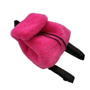 Leuchtend rosa Rucksack aus Kaninchenfell-Imitat mit Kordelzug und schwarzen Trägern