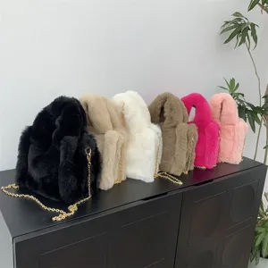 Vista detallada de mini bolsos tote de piel sintética en varios colores con cadenas