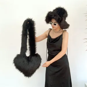 Vue détaillée de l'ensemble chapeau cloche et sac en peluche en forme de cœur en fausse fourrure.