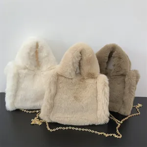 Tres elegantes mini bolsos de peluche en color crema, beige y marrón con correas de cadena oro
