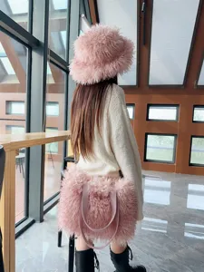 Set cappello alla pescatora e borsa tote in ecopelliccia rosa per outfit invernali caldi