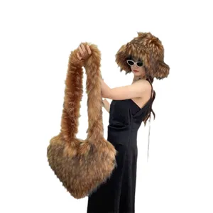 Ensemble d'hiver chaud avec chapeau cloche en fausse fourrure et grand sac cœur