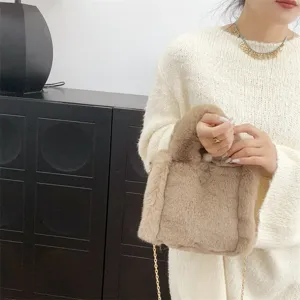 Vista detallada de un mini bolso tote de piel de conejo sintética marrón con cadena