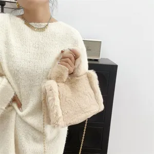 Minibolso tote beige de pelo sintético con detalle de correa de cadena dorada
