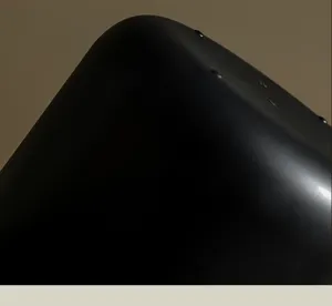 Vista macro dell'elegante finitura nera opaca e dell'angolo arrotondato del cestino