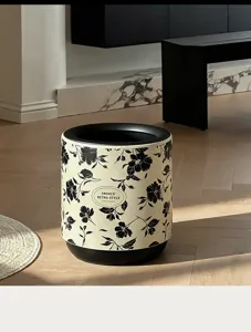Vista dettagliata del motivo floreale nero su un cestino beige a doppio strato vintage