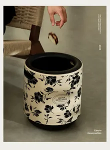 Dettaglio del cestino in stile rétro francese con motivo floreale bianco e nero