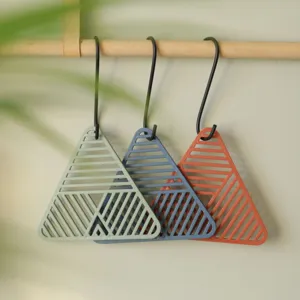 Set di 3 sottopentola triangolari resistenti al calore con elegante design a strisce
