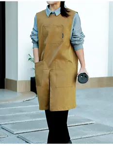 Vista lifestyle di un barista che indossa un grembiule da lavoro kaki con tasche multiple
