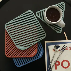 Sottopentola moderni in silicone a righe traforate resistenti al calore per pentole e tavoli