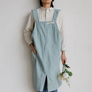 Tablier minimaliste en coton et lin lavé bleu clair avec de larges bretelles