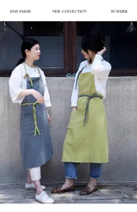 Due modelle indossano grembiuli in cotone e lino in stile giapponese nei colori grigio e verde