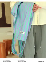 Grembiule lungo a righe viola e verdi alla moda con cintura per cucina e lavoro.