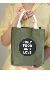 Dettaglio della borsa da pranzo in tela verde con stampa 'Only Food and Love' bag