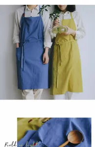 Dettaglio di grembiuli da cucina in cotone minimalisti in blu e giallo con trama
