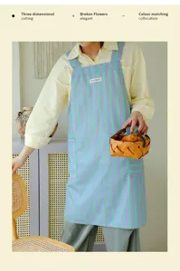 Elegante grembiule da cucina a righe viola e verdi con pratiche tasche laterali per la casa