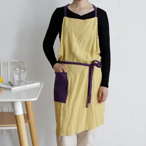 Elegante delantal de chef de algodón amarillo con bolsillo y tiras moradas para cocina profesional