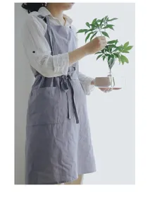 Modella che indossa un grembiule da cucina in cotone grigio stile giapponese